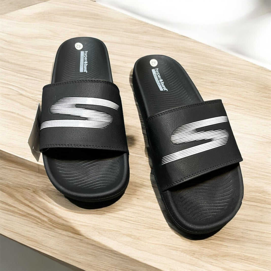 SKECHERS BLACK COMFORT SOFT SLIPPER