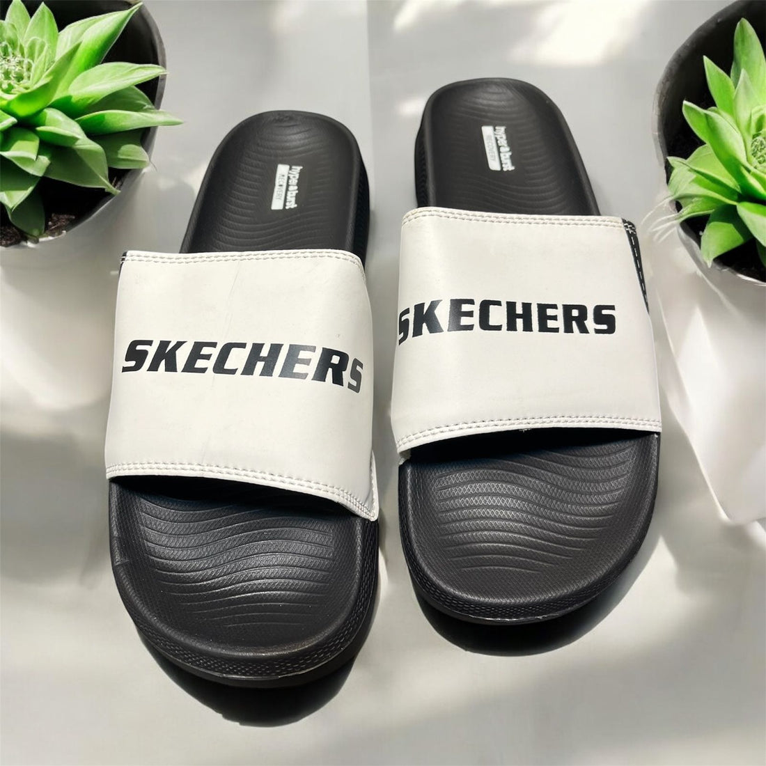 SKECHERS WHITE   COMFORT SOFT SLIPPER